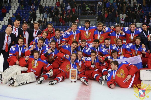Хоккеисты юниорской сборной России (до 18 лет), завоевавшей бронзовые медали ЮЧМ-2017
