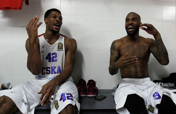 Баскетболисты ЦСКА Кайл Хайнс и Аарон Джексон (справа)