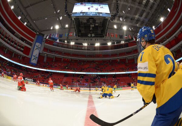 Хоккеисты сборной Швеции на хоккейной арене в Стокгольме