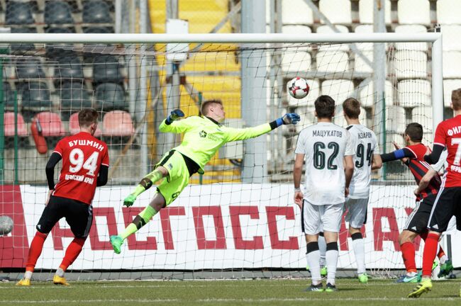 Игровой момент матча молодежного первенства России по футболу Амкар - Краснодар