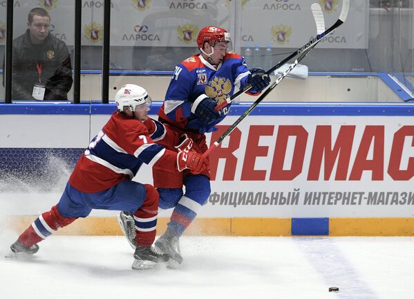 Нападающий сборной России Михаил Воробьев (справа)