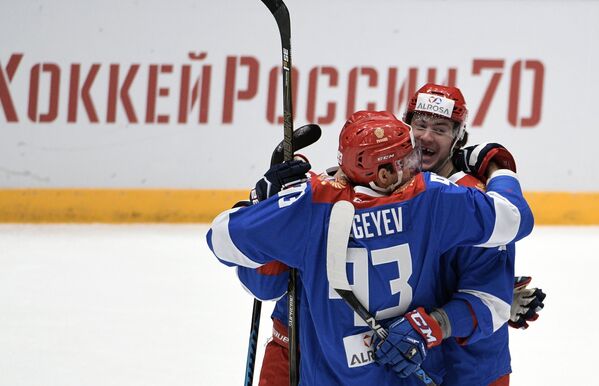 Хоккеисты сборной России Артем Сергеев и Рушан Рафиков (справа)