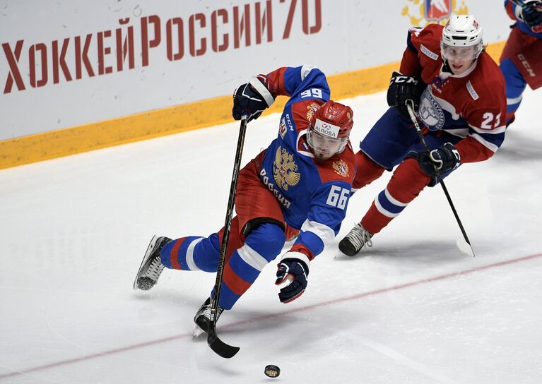 Защитник сборной России Артём Блажиевский (слева) Защитник сборной России Артём Блажиевский (слева)