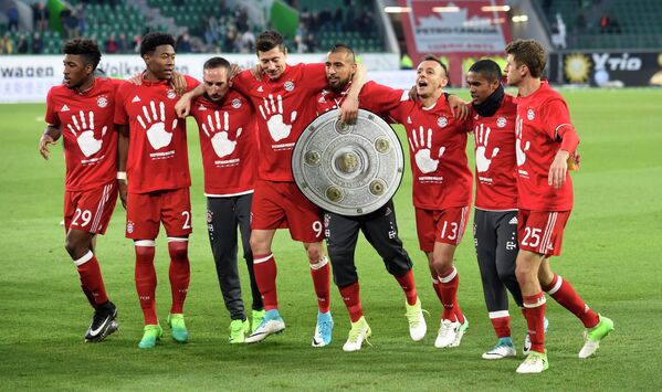 Футболисты мюнхенской Баварии, в пятый раз подряд выигравшие чемпионат Германии