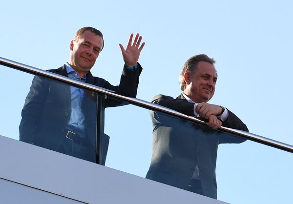 Председатель правительства РФ Дмитрий Медведев и заместитель председателя правительства РФ Виталий Мутко (справа)
