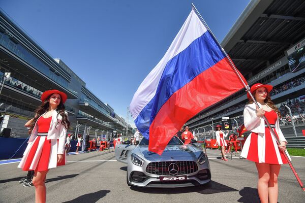 Грид герлз перед стартом гонки Гран-при России