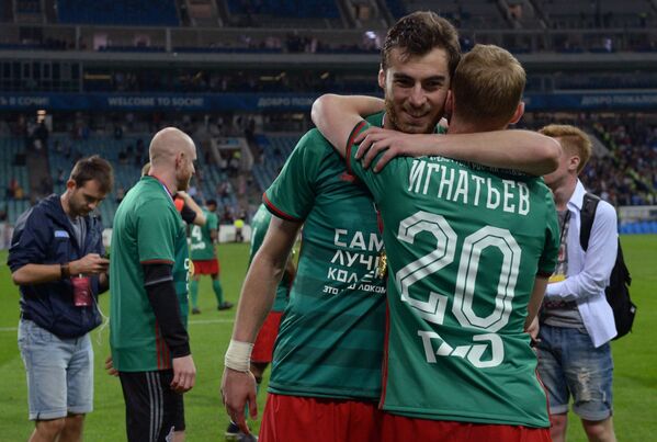 Футболисты Локомотива Соломон Кверквелия (слева) и Владислав Игнатьев