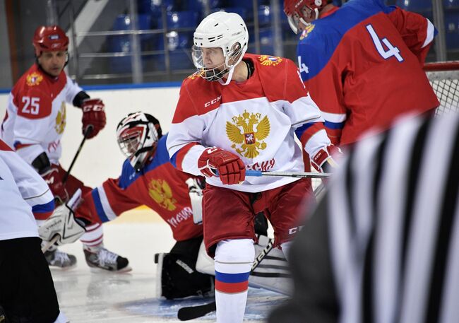 Владимир Путин (в центре)