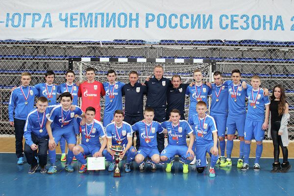 Игроки и тренеры МФК Газпром-Югра
