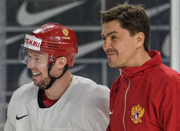 Нападаюший сборной России Сергей Мозякин (слева) и тренер Игорь Никитин