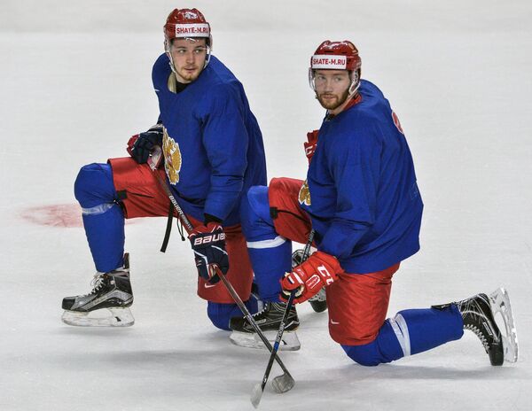 Хоккеисты сборной России Валерий Ничушкин (слева) и Владислав Гавриков