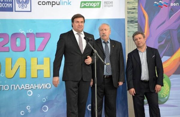 Президент ВФП Владимир Сальников (слева) на всероссийских соревнованиях по плаванию Веселый дельфин