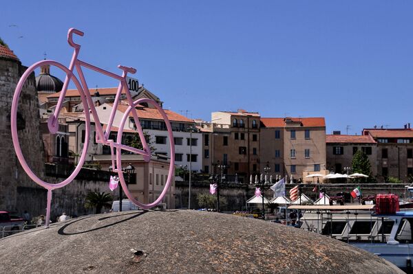 Улицы Сардинии перед стартом сотой велогомногодневки Джиро д'Италия