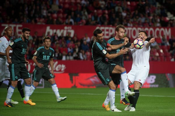 Игровой момент матча чемпионата Испании по футболу между Севильей и Реалом Сосьедадом