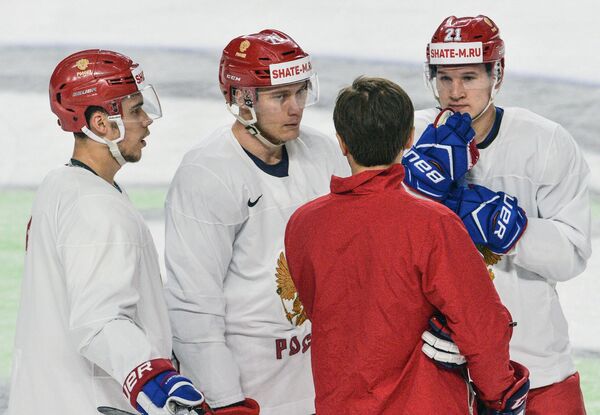 Нападающий сборной России по хоккею Александр Барабанов (справа)