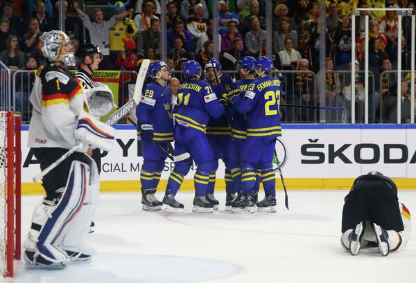 Хоккеисты сборной Швеции радуются заброшенной шайбе