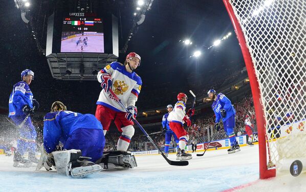 Игровой момент матча группового этапа чемпионата мира по хоккею 2017 между сборными Италии и России