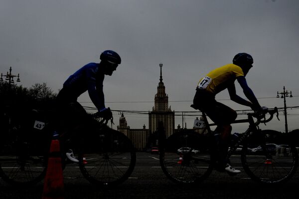 Участники этапа Воробьевское кольцо международной велогонки Пять колец Москвы в Москве