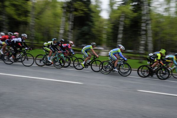 Участники этапа Воробьевское кольцо международной велогонки Пять колец Москвы