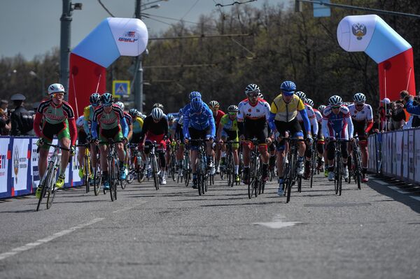 Участники этапа Воробьевское кольцо международной велогонки Пять колец Москвы в Москве