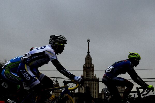 Участники на этапе Воробьевское кольцо международной велогонки Пять колец Москвы в Москве