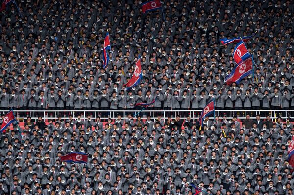 Болельщики сборной Северной Кореи на стадионе имени 1 мая в Пхеньяне