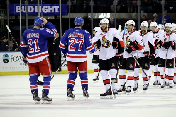 Хоккеисты Оттавы (справа) и Нью-Йорк Рейнджерс после окончания серии плей-офф НХЛ