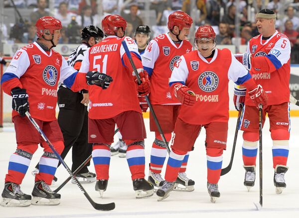 Министр обороны РФ Сергей Шойгу (второй справа) в гала-матче Ночной хоккейной лиги