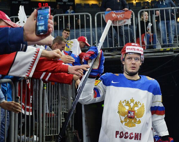 Болельщики приветствуют форварда сборной России Евгения Дадонова