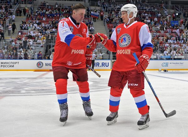Двукратный чемпион Олимпийских игр, пятикратный чемпион мира Алексей Касатонов (слева) и президент РФ Владимир Путин