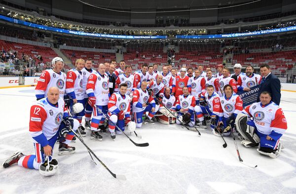 Президент РФ Владимир Путин (в центре) и участники гала-матча Ночной хоккейной лиги