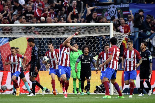 Футболисты Атлетико радуются забитому голу