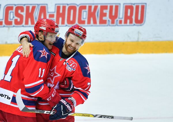 Хоккеисты ЦСКА Сергей Андронов (слева) и Стефан Да Коста