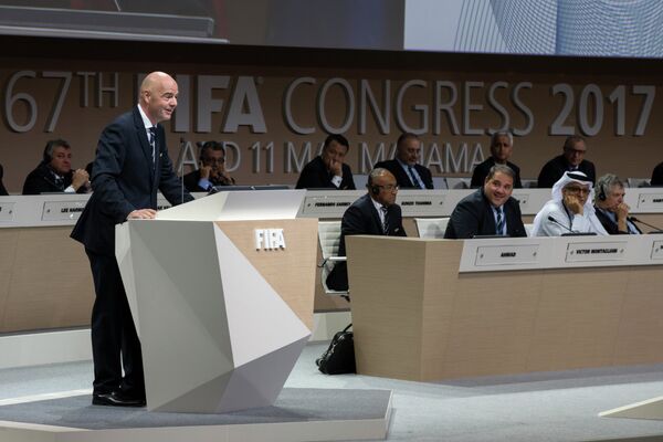 Джанни Инфантино (слева) выступает на конгрессе ФИФА