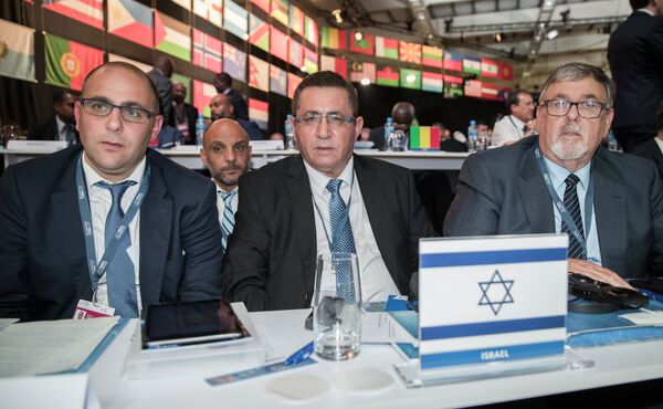 Глава Федерация футбола Израиля Офер Эйни (в центре)
