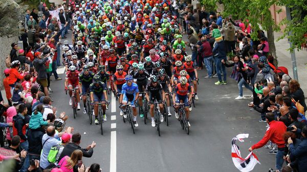 Пелотон велогонщиков на одном из этапов Джиро д'Италия