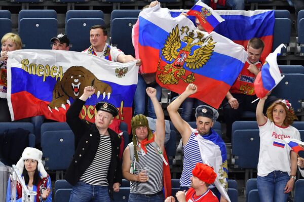 Российские болельщики во время матча чемпионата мира по хоккею