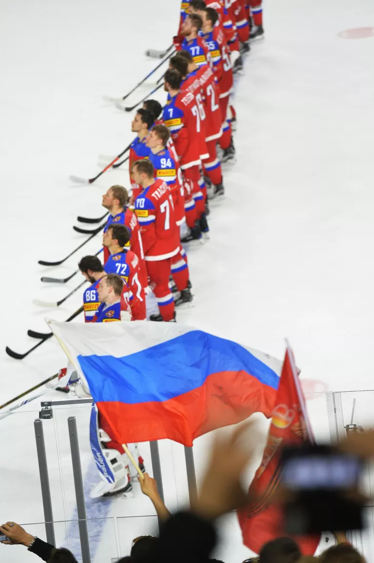 Хоккеисты сборной России после победы Хоккеисты сборной России после победы