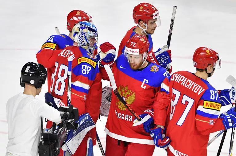 Хоккеисты сборной России после победы Хоккеисты сборной России после победы