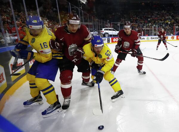 Игровой момент матча группового этапа чемпионата мира по хоккею-2017 между сборными Швеции и Латвии