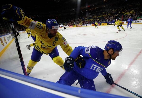 Игровой момент матча группового этапа чемпионата мира по хоккею-2017 между сборными Швеции и Италии