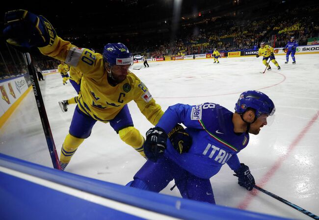 Игровой момент матча группового этапа чемпионата мира по хоккею-2017 между сборными Швеции и Италии
