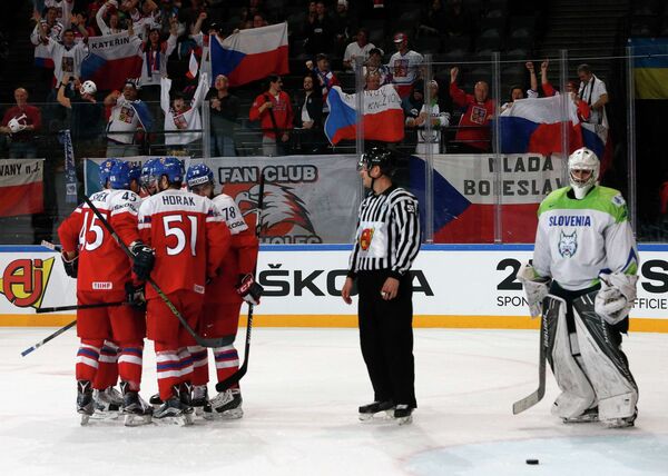 Хоккеисты сборной Чехии радуются заброшенной шайбе в исполнении Романа Хорака