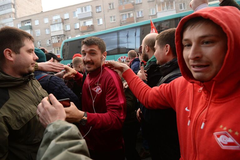 Болельщики Спартака встречают защитника команды Сальваторе Бокетти (в центре) в Перми в преддверии матча РФПЛ с Амкаром