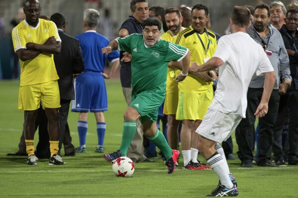 Диего Марадона (слева) во время матча на турнире в рамках конгресса ФИФА