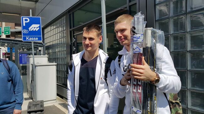 Хоккеисты Вашингтона и сборной России нападающий Евгений Кузнецов (справа) и защитник Дмитрий Орлов