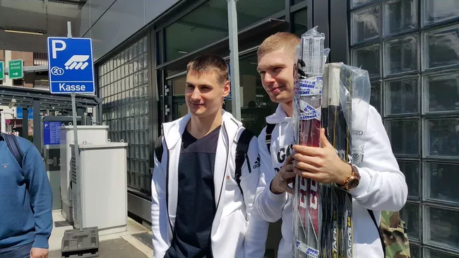 Хоккеисты Вашингтона и сборной России нападающий Евгений Кузнецов (справа) и защитник Дмитрий Орлов