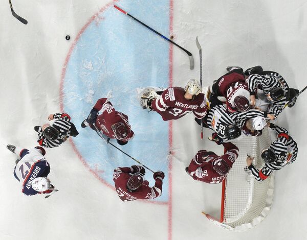 Игровой момент в матче группового этапа чемпионата мира по хоккею 2017 между сборными командами Латвии и США