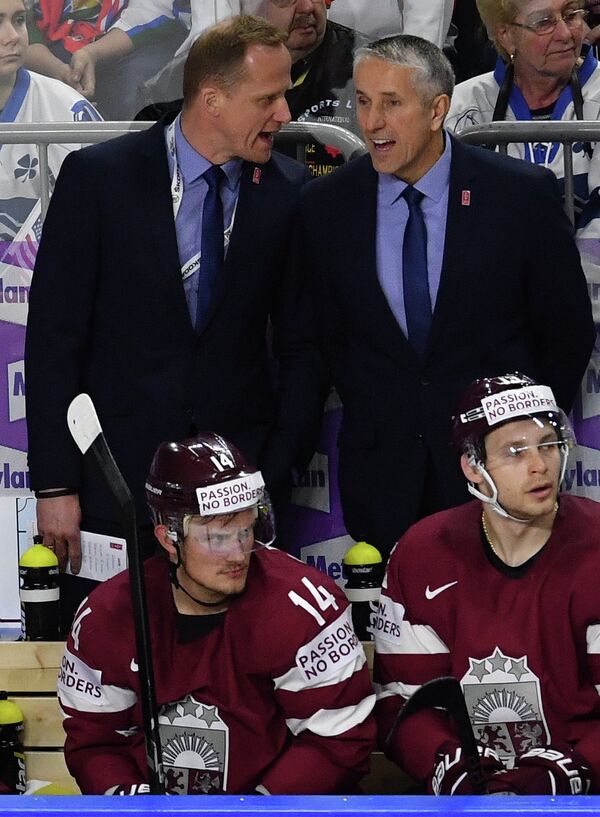 Главный тренер сборной Латвии Боб Хартли (справа на втором плане)