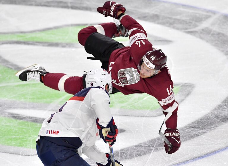 Форвард сборной Латвии Рихард Букартс (справа) Форвард сборной Латвии Рихард Букартс (справа)